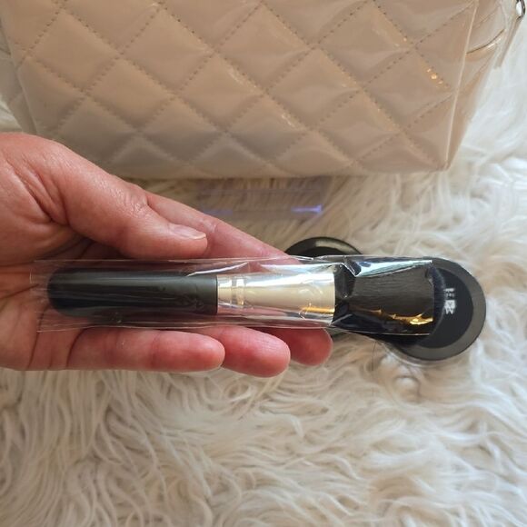 Luxurious Mineral Makeup & Brush NWT - Picture 3 of 6